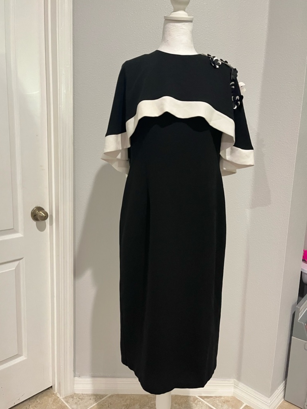 Vintage Elenore Black and White Floral Accent Shift Dress Sz 10 - Picture 5 of 8